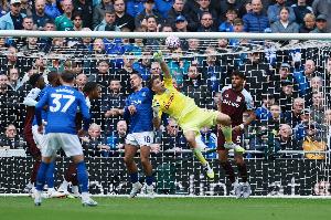 迪馬：尤文仍在與維拉就馬丁內斯談判，也在考慮維卡裏奧