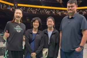 姚明攜妻子女兒現身紐約 觀戰自由人並和韓旭合影