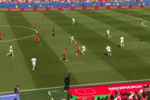 開場秀一把！迪亞斯右路連過兩人，之後腳後跟傳給隊友