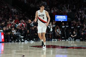 開拓者自媒體：楊瀚森勾手證明有技術 減速歐洲步能否在NBA施展？