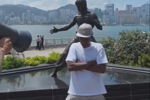迪班薩開啟中國行！先到中國香港逛菜市場 又與李小龍銅像合影