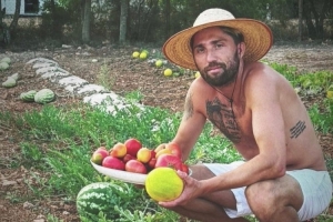 治愈身心！35歲坎普爾因家人相繼離世退役後 現隱居農場每天種菜