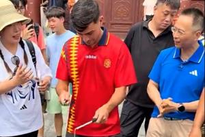 玩得如何？佩德裏中國行抖空竹，詹俊現場解說