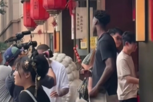繼續中國行之旅！迪班薩來到北京品嚐糖葫蘆 遊覽故宮興致高