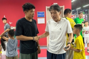 與昔日弟子再會，足球報曬青島德比賽後李章洙與鄭智黃博文重逢照
