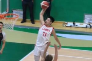 中國人能飛！U18小將張淳智防守反擊驚天單臂滑翔隔扣對手！