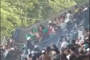 太陽報：哥倫比亞聯賽球迷鬥毆導致比賽中斷，超300人被逐出球場