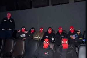 蜘蛛俠新作上映！內馬爾社媒曬在影院戴蜘蛛俠頭套照片