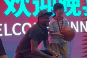 沒架子！傑倫·格林出席晚宴給球迷簽名&合影 貼心蹲下配合小球迷