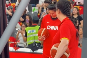 媒體人：張子宇未脫熱身服缺席賽前熱身 今晚熱身賽大概率將缺席